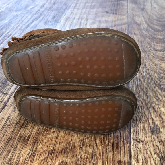 Minnetonka fringe moccasin booties - size 4 - Picture 5 of 6